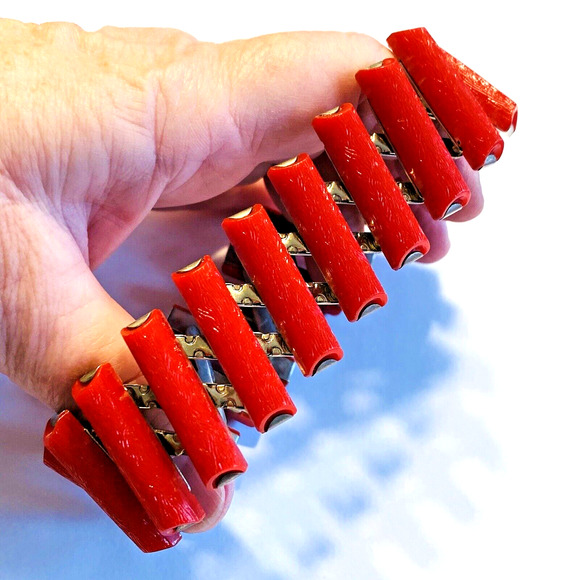 Vintage Mid Century Accordion Bracelet OS Goldtone & Textured Red Hard Plastic - Picture 7 of 10